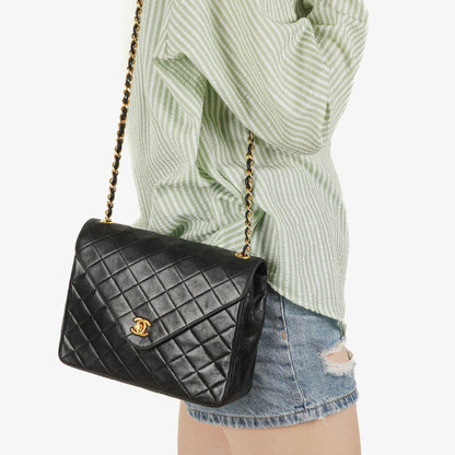 Chanel Envelope Flap Tasche Schwarz Gepolstertes Lammleder mit 24K Vergoldeten Beschlägen