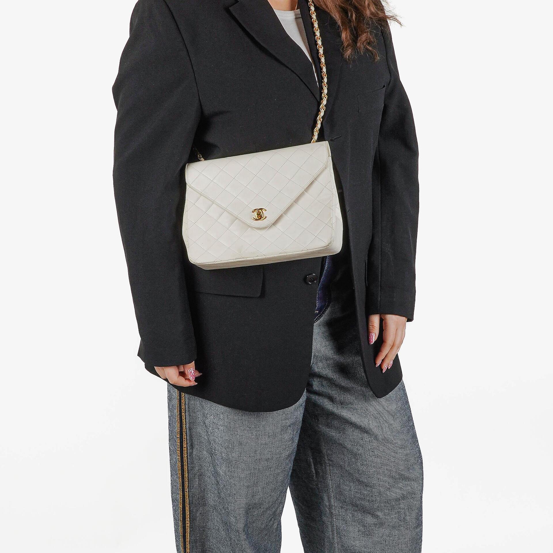 Chanel Umschlagklappe Tasche Weiß Gesteppt Lammleder mit 24K Vergoldeter Hardware