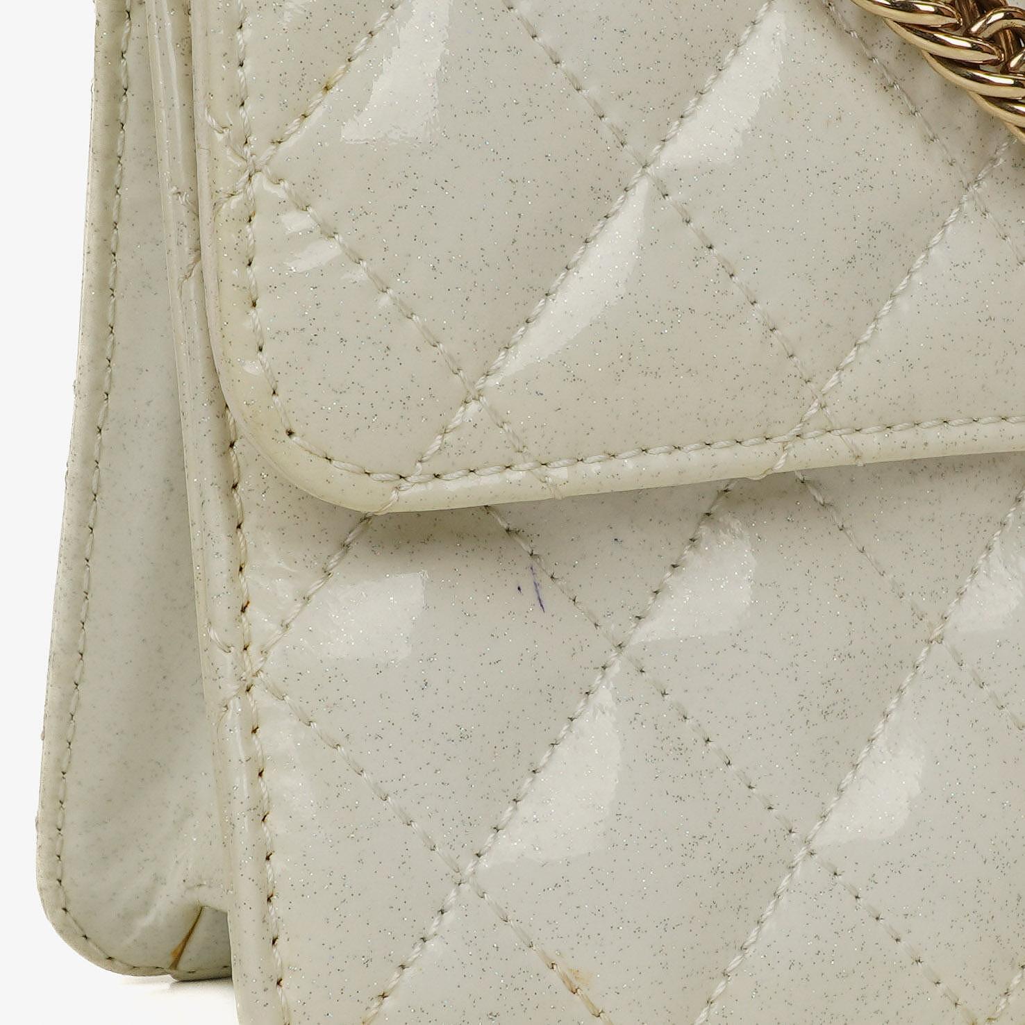 Chanel Evening Star East West Flap Bag aus weißem gestepptem Patentleder