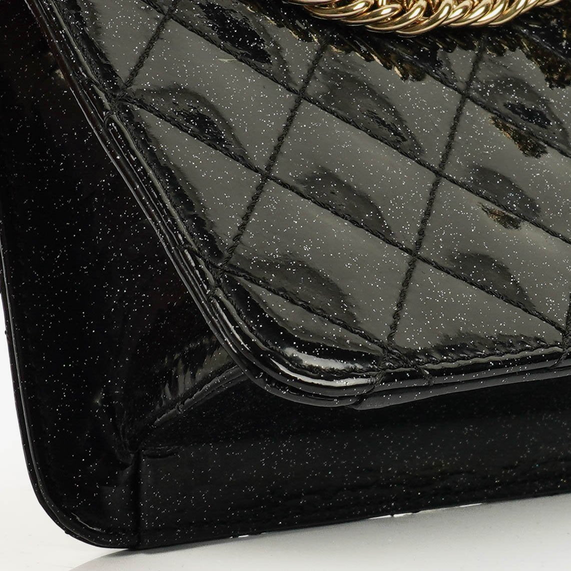 Chanel Evening Star East West Flap Bag aus gestepptem Glitzer-Lackleder