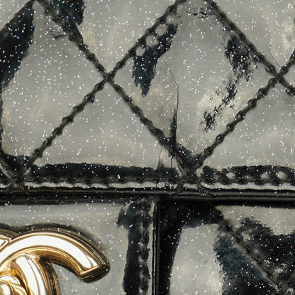 Chanel Evening Star East West Flap Bag aus gestepptem Glitzer-Lackleder