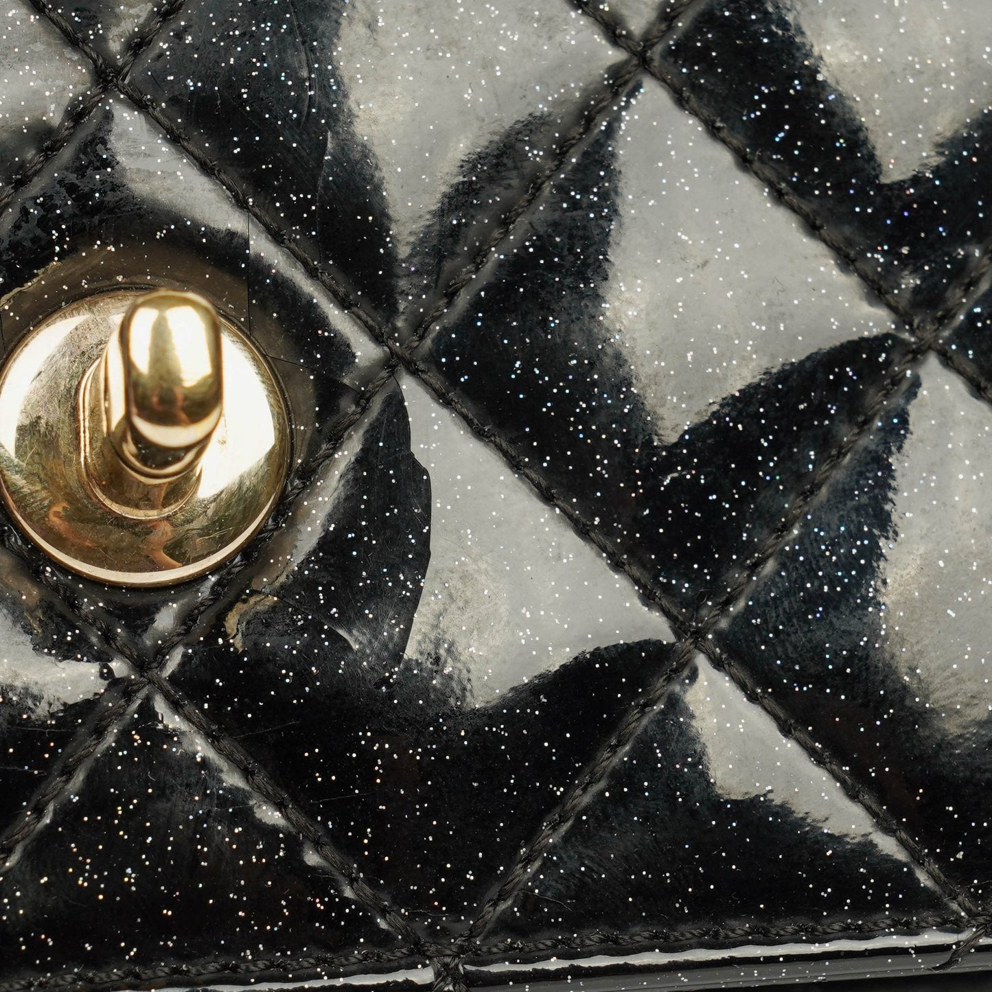 Chanel Evening Star East West Flap Bag aus gestepptem Glitzer-Lackleder