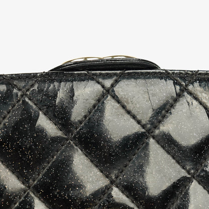 Chanel Evening Star East West Flap Bag aus gestepptem Glitzer-Lackleder
