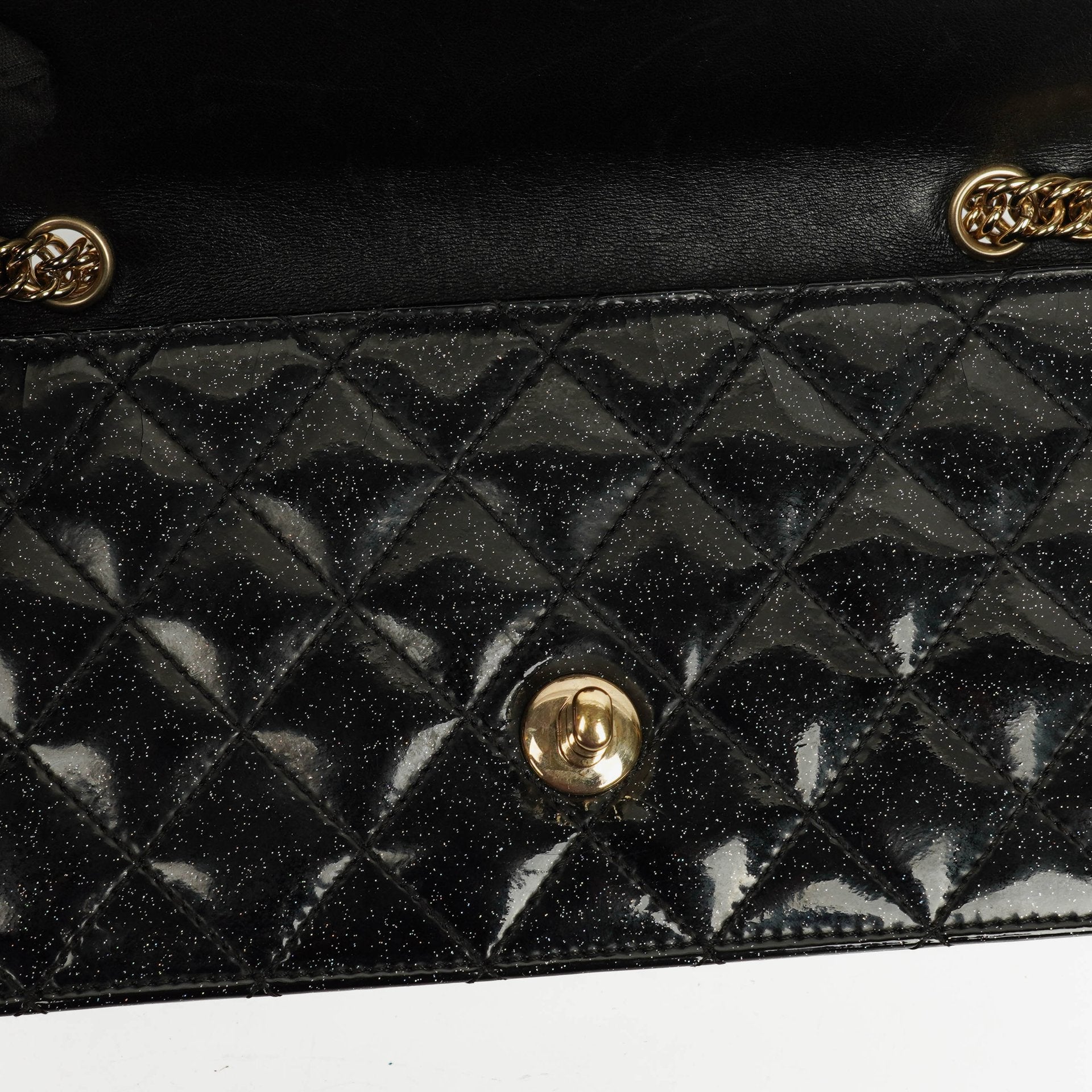 Chanel Evening Star East West Flap Bag aus gestepptem Glitzer-Lackleder
