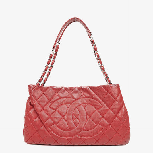CHANEL Erweiterbare Schultertasche aus gestepptem Caviar-Leder mit Reißverschluss