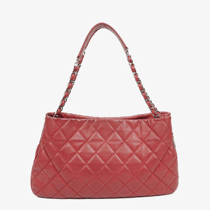 CHANEL Erweiterbare Schultertasche aus gestepptem Caviar-Leder mit Reißverschluss