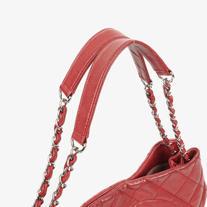 CHANEL Erweiterbare Schultertasche aus gestepptem Caviar-Leder mit Reißverschluss