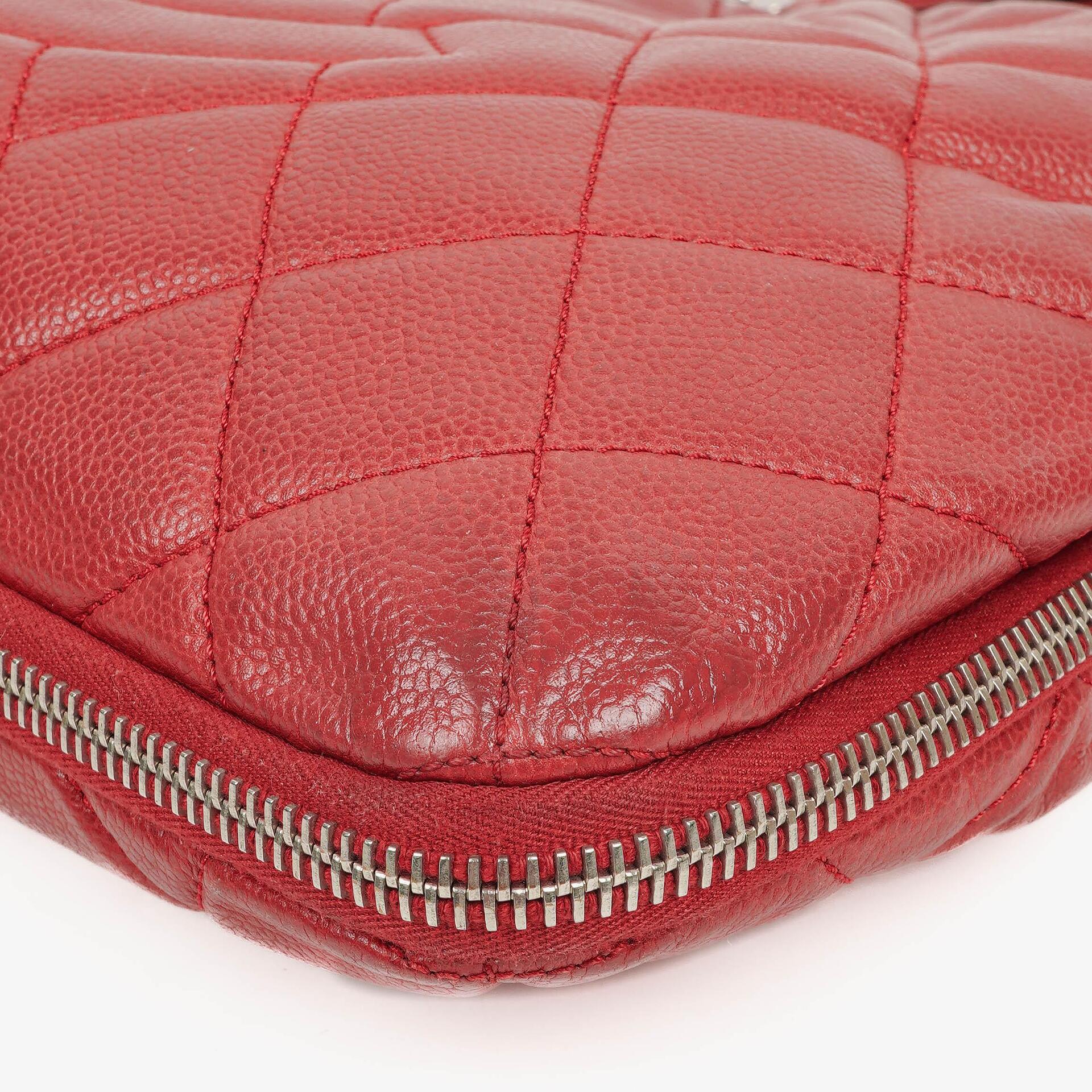 CHANEL Erweiterbare Schultertasche aus gestepptem Caviar-Leder mit Reißverschluss