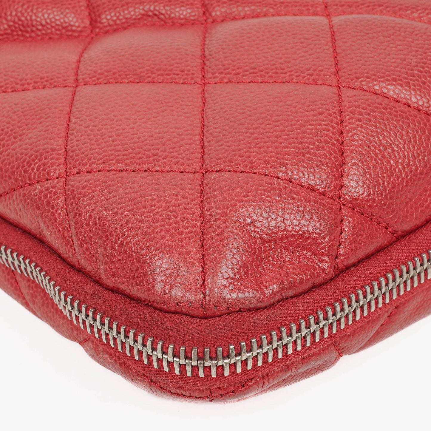 CHANEL Erweiterbare Schultertasche aus gestepptem Caviar-Leder mit Reißverschluss