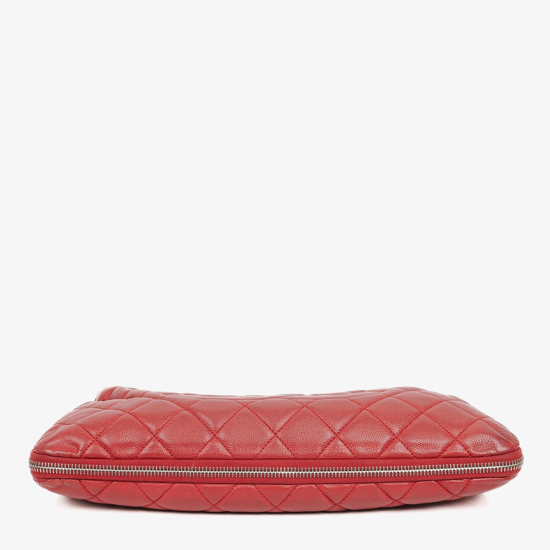 CHANEL Erweiterbare Schultertasche aus gestepptem Caviar-Leder mit Reißverschluss