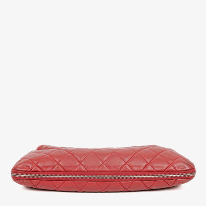 CHANEL Erweiterbare Schultertasche aus gestepptem Caviar-Leder mit Reißverschluss