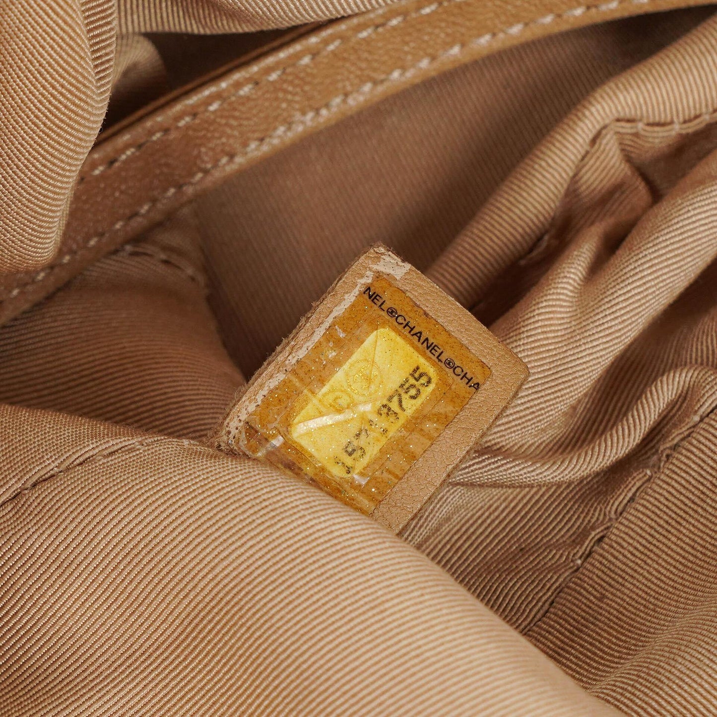 CHANEL Erweiterbare Schultertasche aus gestepptem Caviar-Leder mit Reißverschluss