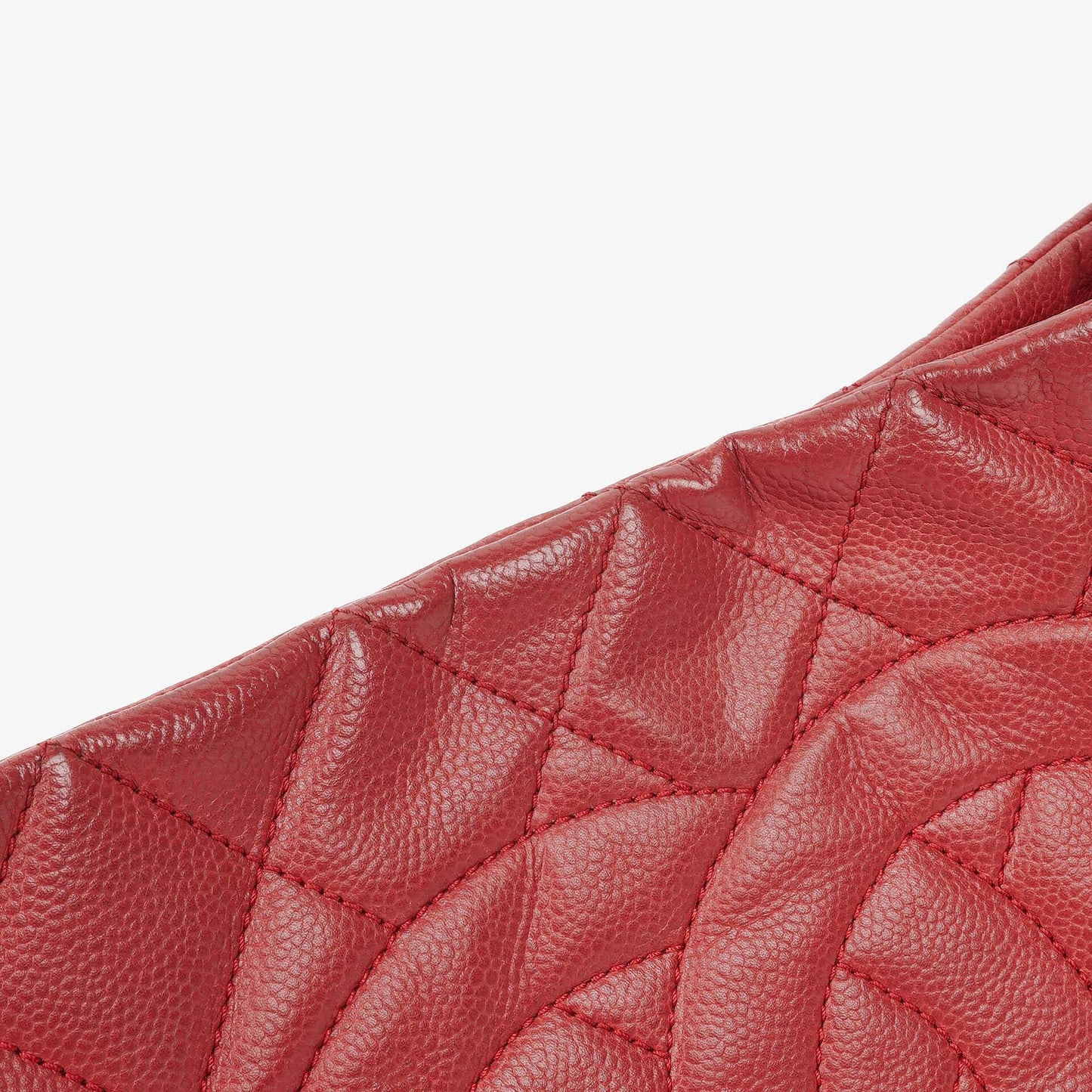 CHANEL Erweiterbare Schultertasche aus gestepptem Caviar-Leder mit Reißverschluss