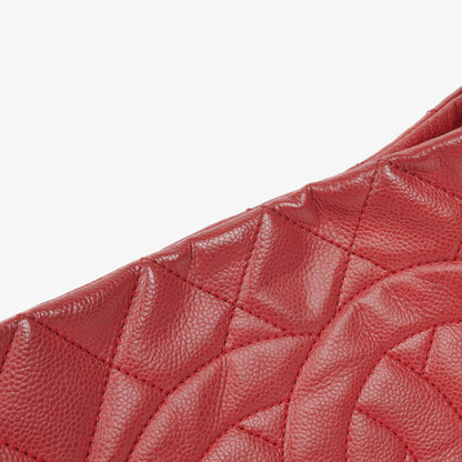 CHANEL Erweiterbare Schultertasche aus gestepptem Caviar-Leder mit Reißverschluss