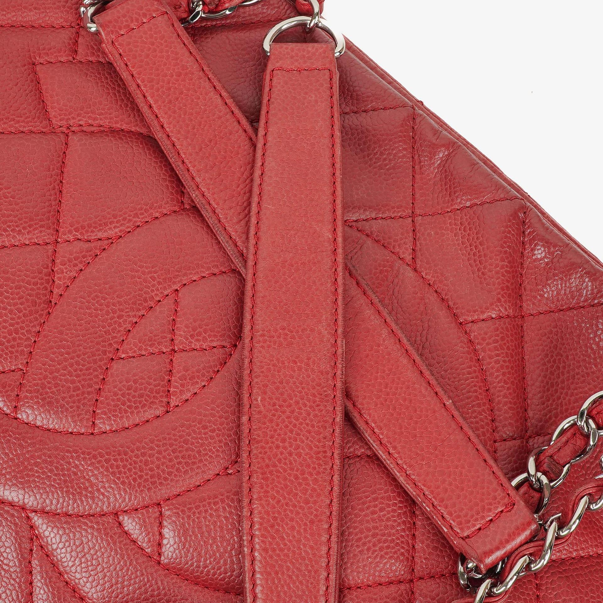 CHANEL Erweiterbare Schultertasche aus gestepptem Caviar-Leder mit Reißverschluss