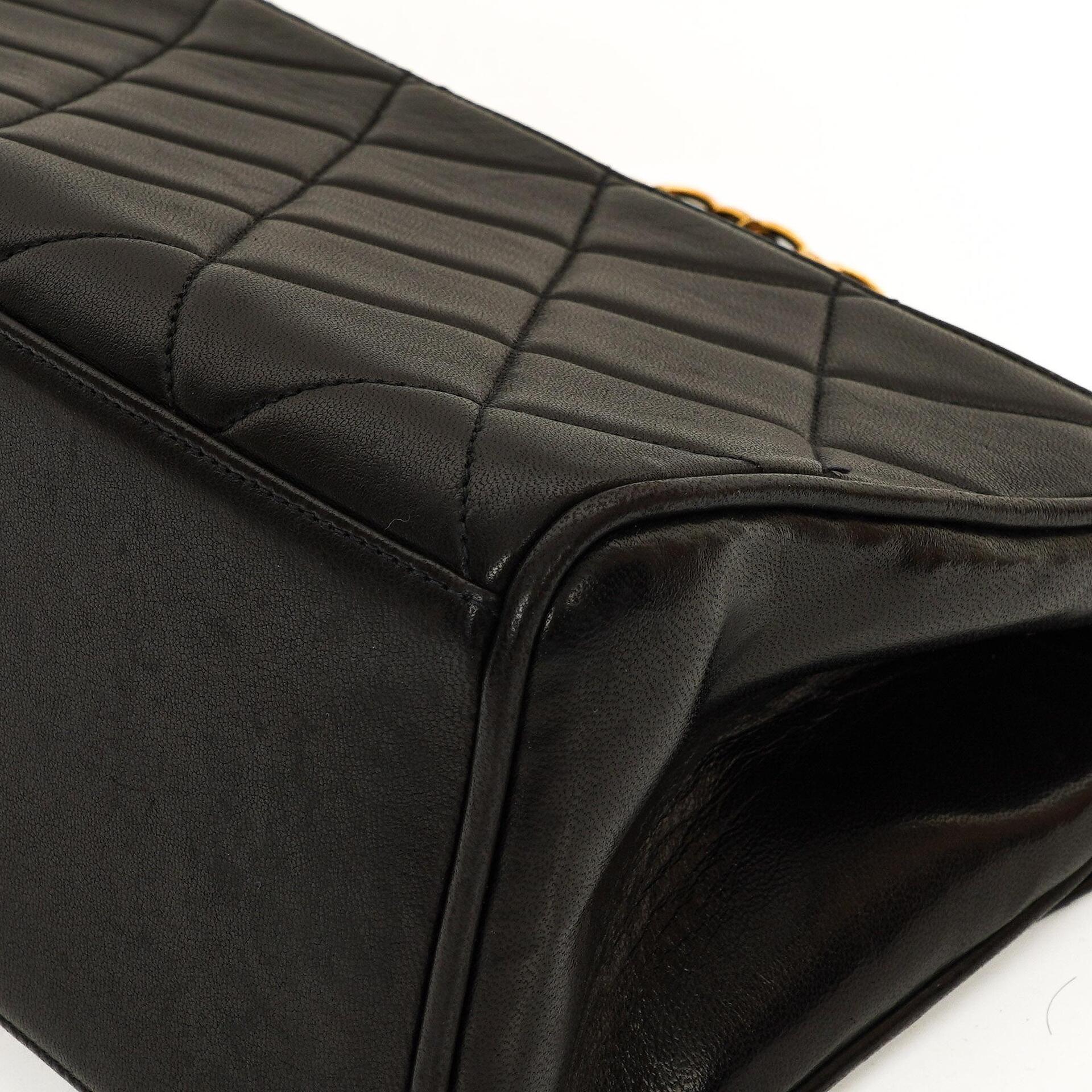 Chanel Flap Tasche Schwarz Gestepptes Lammleder Mit Ketten-Topgriff Und 24K Vergoldeten Beschlägen 1994-1996