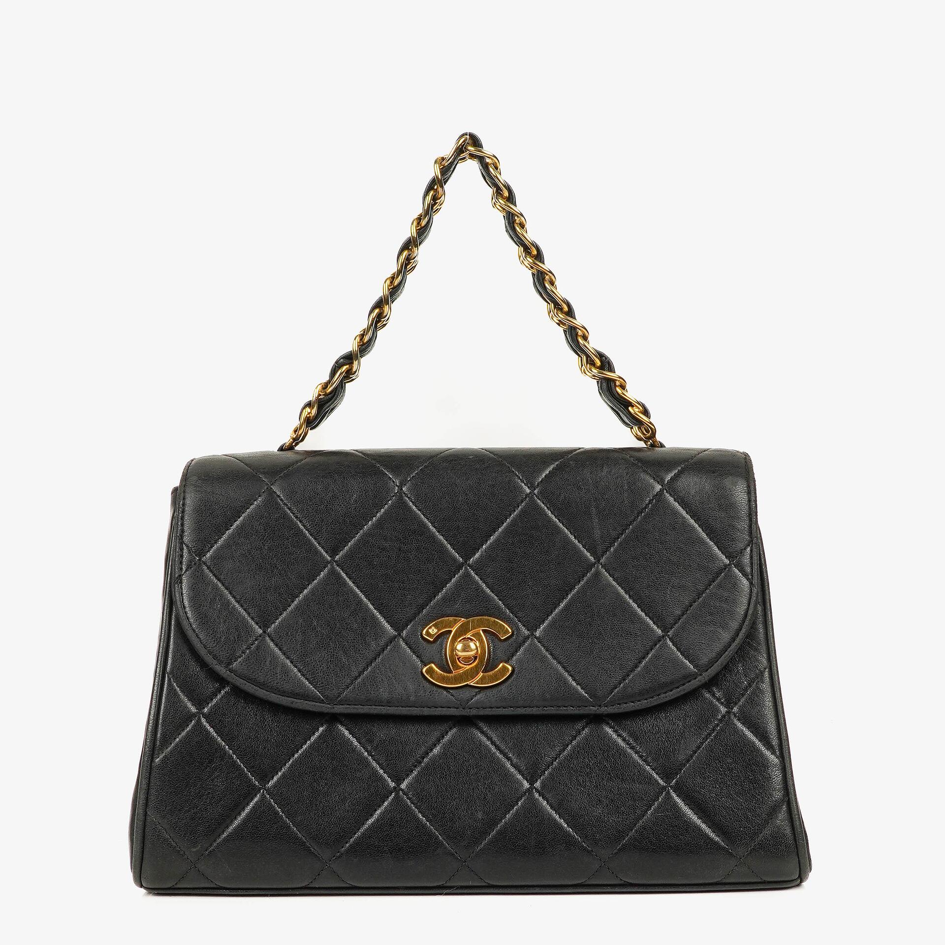 CHANEL Klappentasche aus schwarzem gestepptem Lammleder mit Ketten-Obergriff und 24K vergoldeten Beschlägen