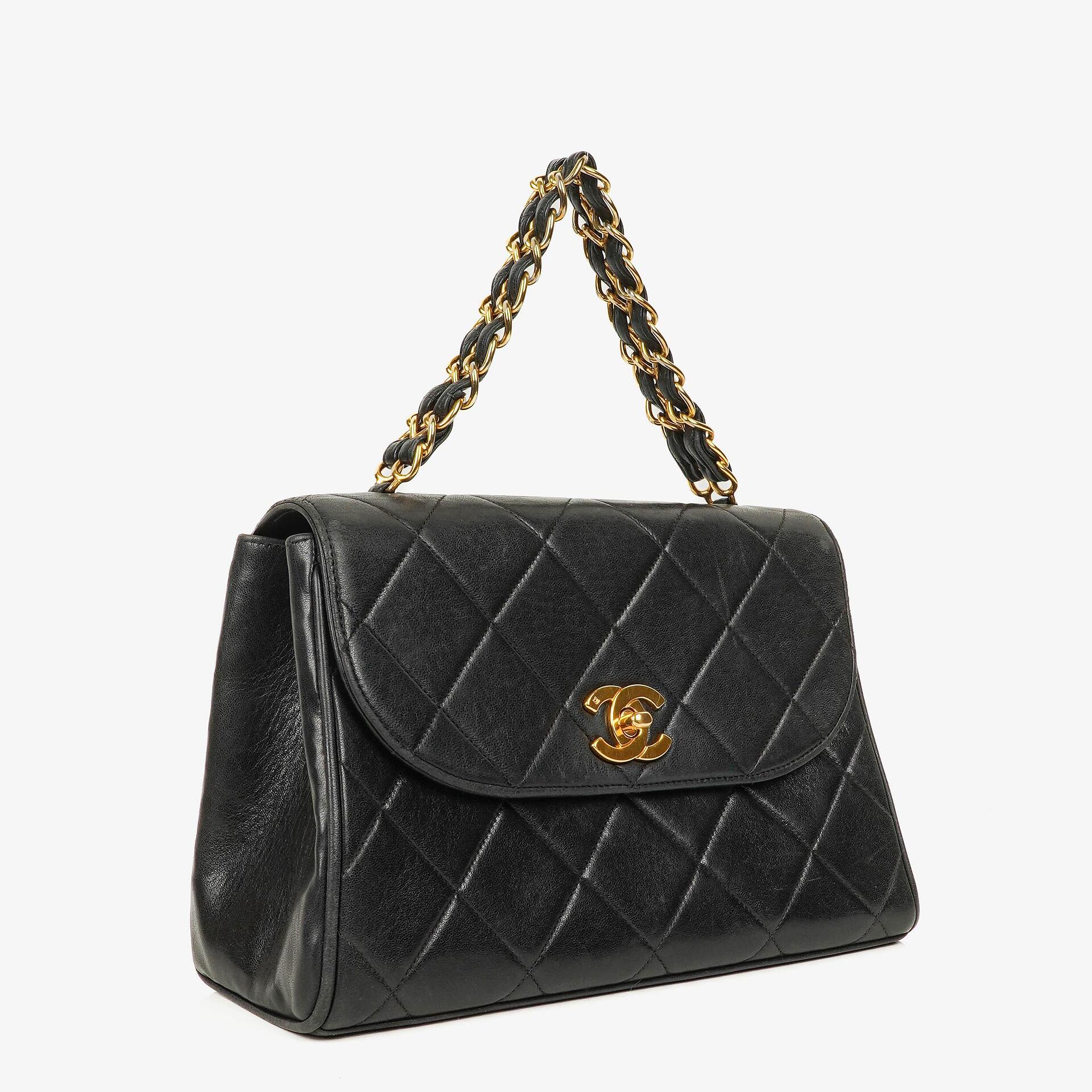 CHANEL Klappentasche aus schwarzem gestepptem Lammleder mit Ketten-Obergriff und 24K vergoldeten Beschlägen