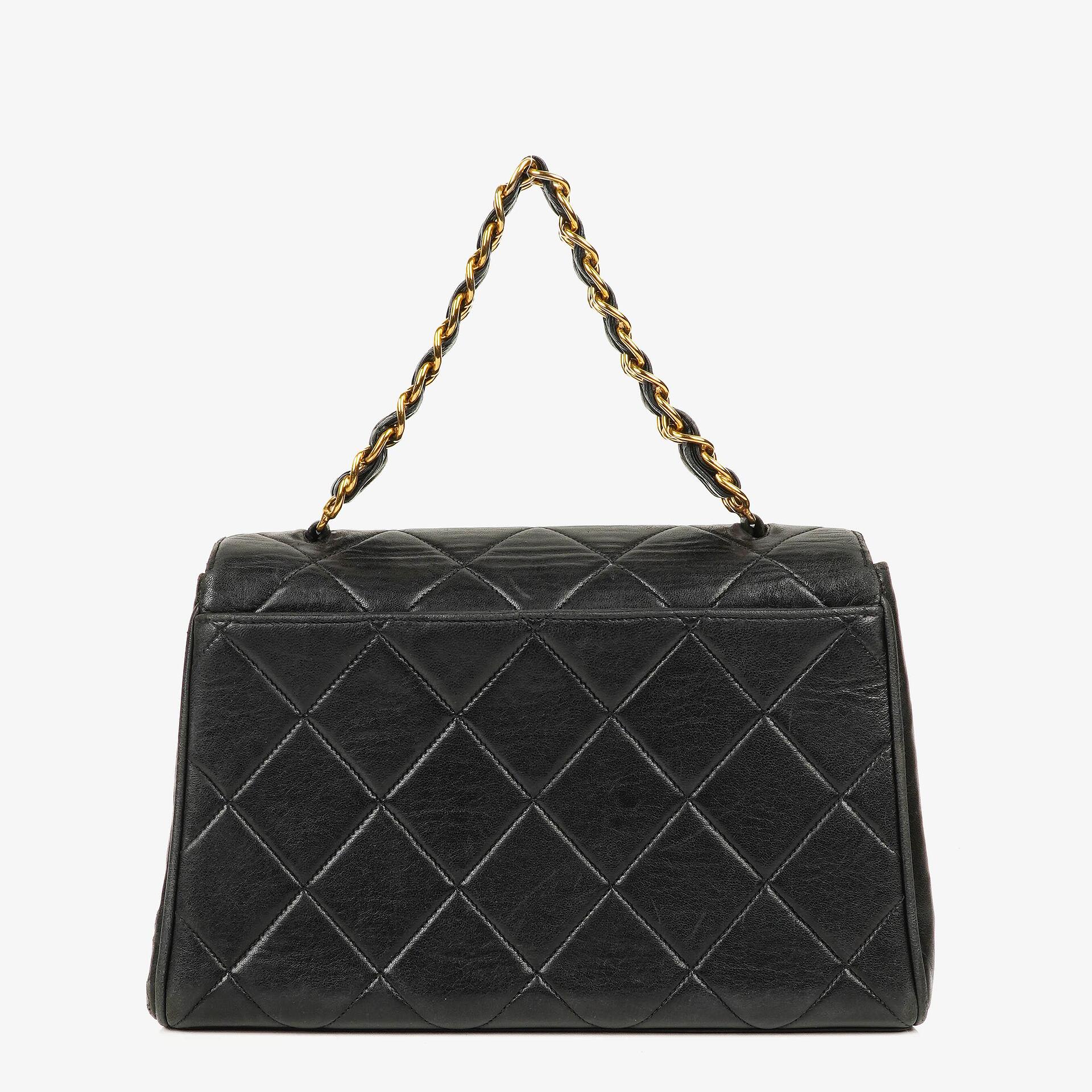 CHANEL Klappentasche aus schwarzem gestepptem Lammleder mit Ketten-Obergriff und 24K vergoldeten Beschlägen