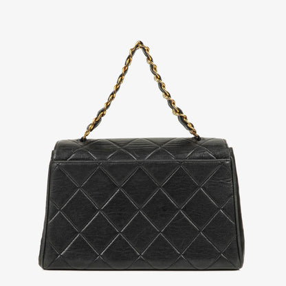 CHANEL Klappentasche aus schwarzem gestepptem Lammleder mit Ketten-Obergriff und 24K vergoldeten Beschlägen