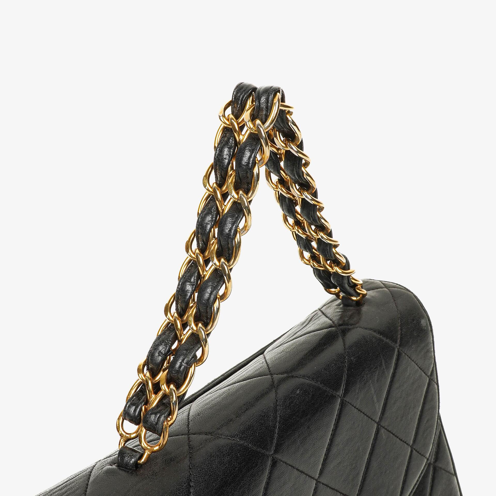 CHANEL Klappentasche aus schwarzem gestepptem Lammleder mit Ketten-Obergriff und 24K vergoldeten Beschlägen