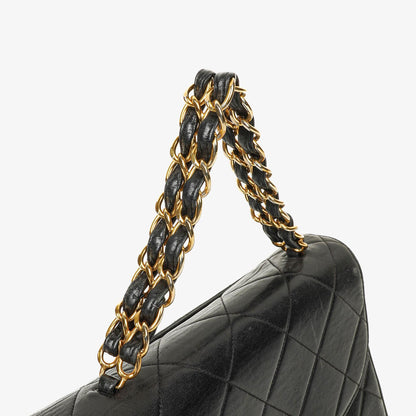 CHANEL Klappentasche aus schwarzem gestepptem Lammleder mit Ketten-Obergriff und 24K vergoldeten Beschlägen