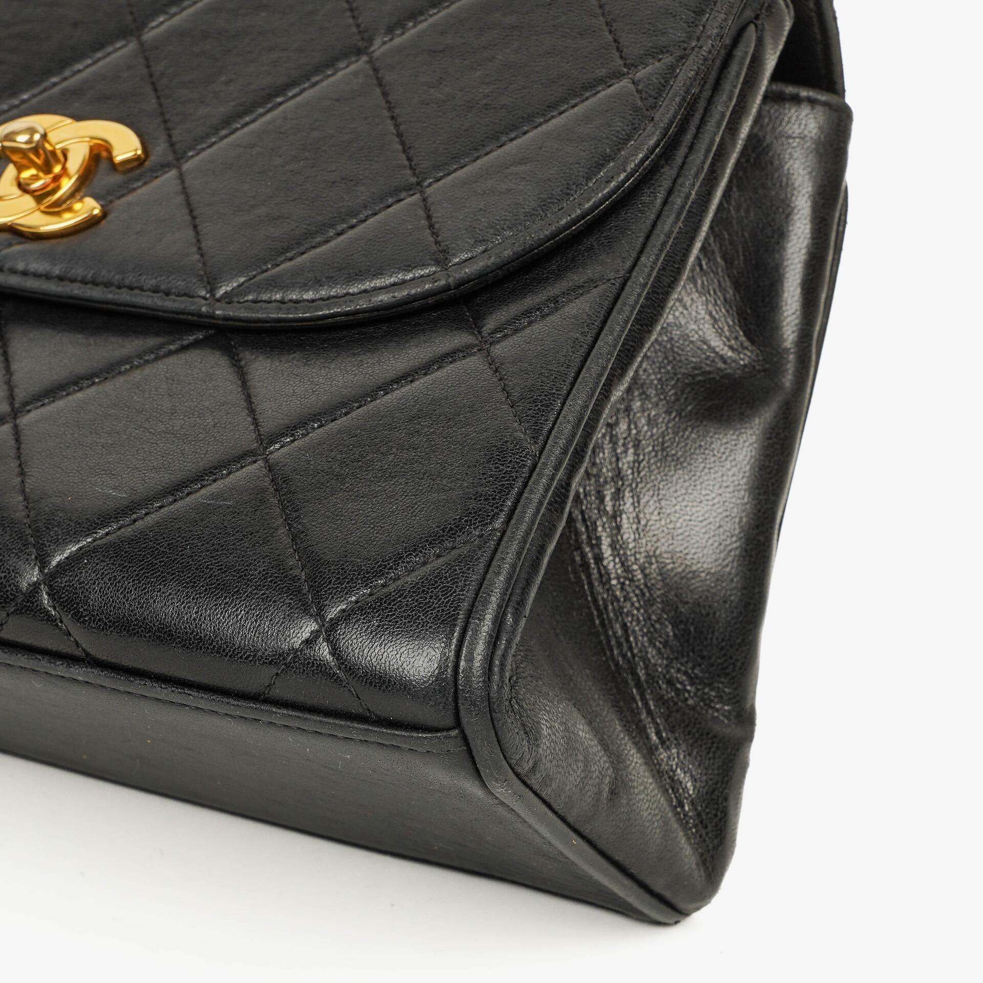 CHANEL Klappentasche aus schwarzem gestepptem Lammleder mit Ketten-Obergriff und 24K vergoldeten Beschlägen