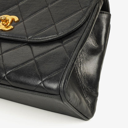 CHANEL Klappentasche aus schwarzem gestepptem Lammleder mit Ketten-Obergriff und 24K vergoldeten Beschlägen
