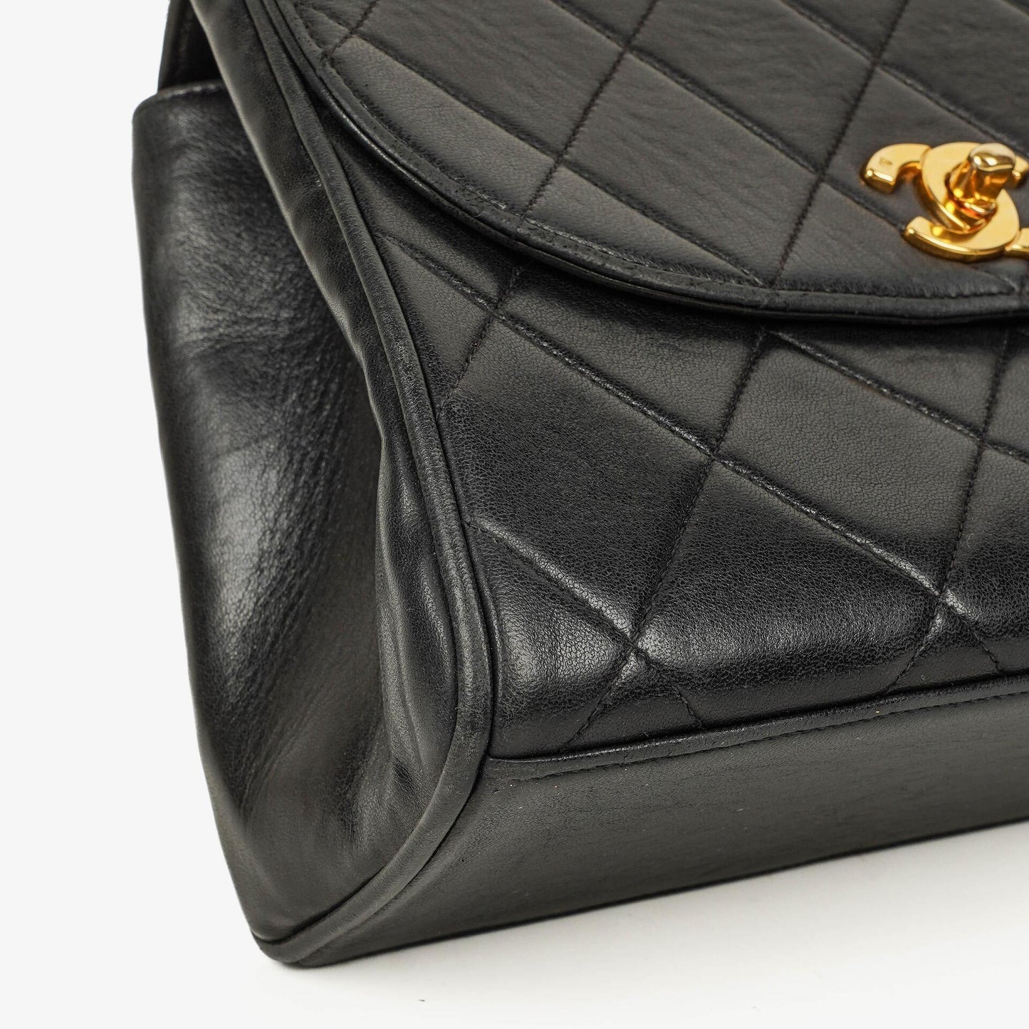 CHANEL Klappentasche aus schwarzem gestepptem Lammleder mit Ketten-Obergriff und 24K vergoldeten Beschlägen