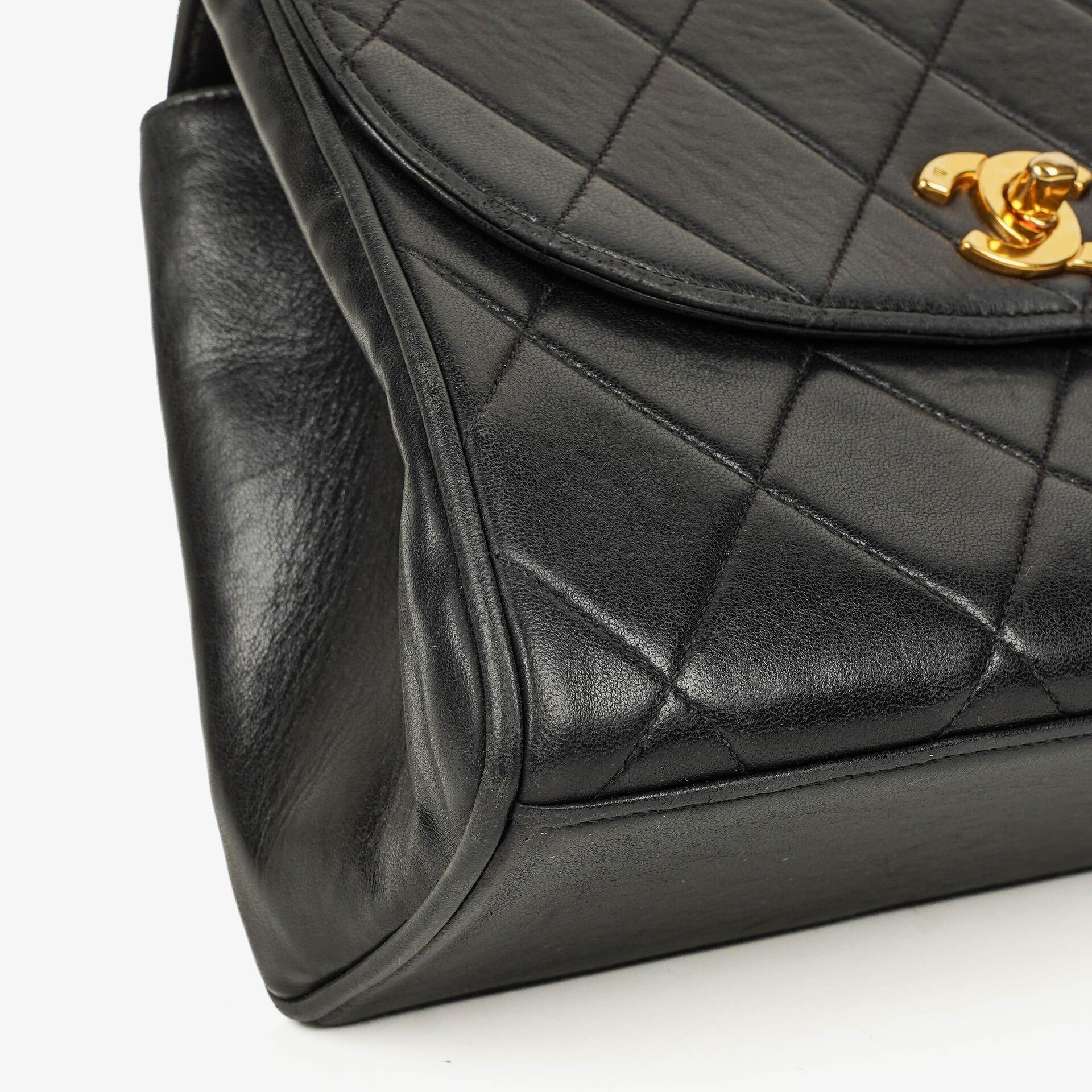 CHANEL Klappentasche aus schwarzem gestepptem Lammleder mit Ketten-Obergriff und 24K vergoldeten Beschlägen