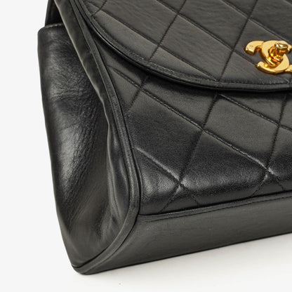 CHANEL Klappentasche aus schwarzem gestepptem Lammleder mit Ketten-Obergriff und 24K vergoldeten Beschlägen