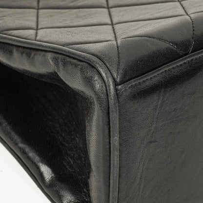 CHANEL Klappentasche aus schwarzem gestepptem Lammleder mit Ketten-Obergriff und 24K vergoldeten Beschlägen