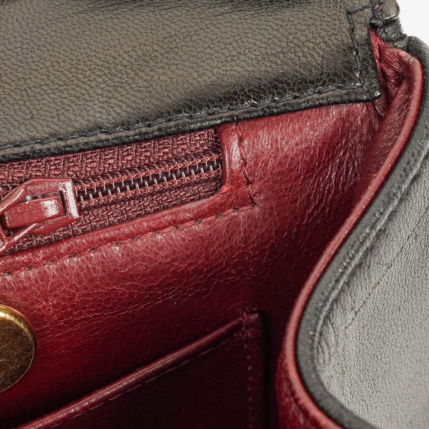 CHANEL Klappentasche aus schwarzem gestepptem Lammleder mit Ketten-Obergriff und 24K vergoldeten Beschlägen
