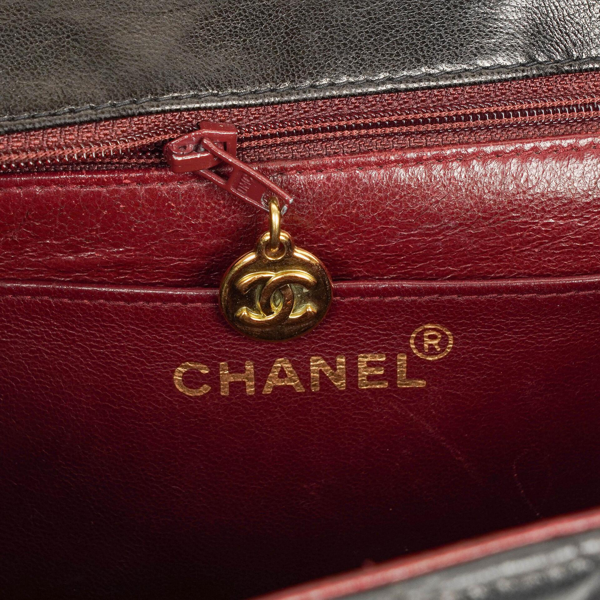 CHANEL Klappentasche aus schwarzem gestepptem Lammleder mit Ketten-Obergriff und 24K vergoldeten Beschlägen