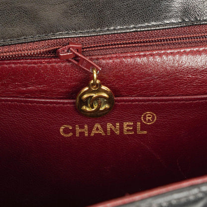 CHANEL Klappentasche aus schwarzem gestepptem Lammleder mit Ketten-Obergriff und 24K vergoldeten Beschlägen