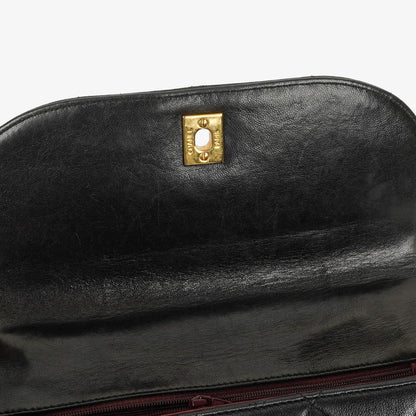 CHANEL Klappentasche aus schwarzem gestepptem Lammleder mit Ketten-Obergriff und 24K vergoldeten Beschlägen