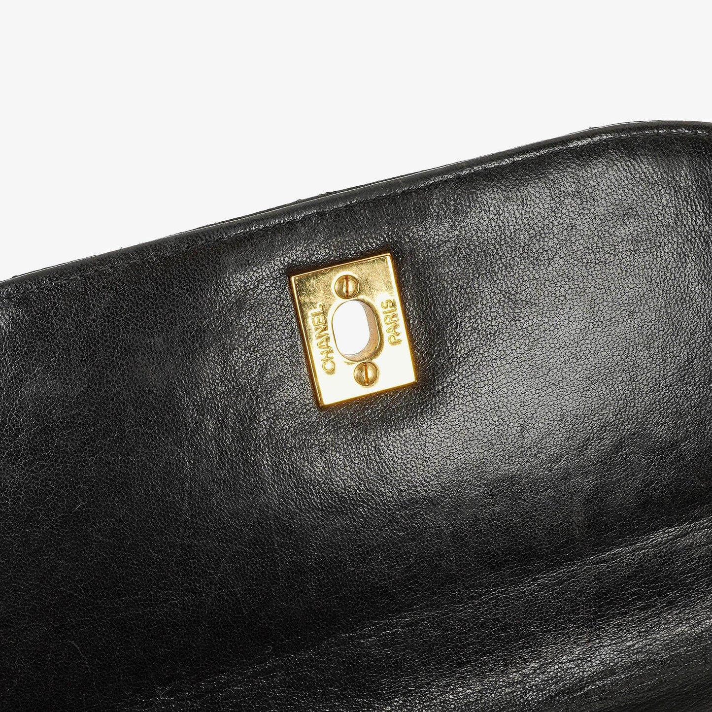 CHANEL Klappentasche aus schwarzem gestepptem Lammleder mit Ketten-Obergriff und 24K vergoldeten Beschlägen