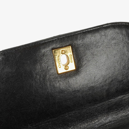 CHANEL Klappentasche aus schwarzem gestepptem Lammleder mit Ketten-Obergriff und 24K vergoldeten Beschlägen