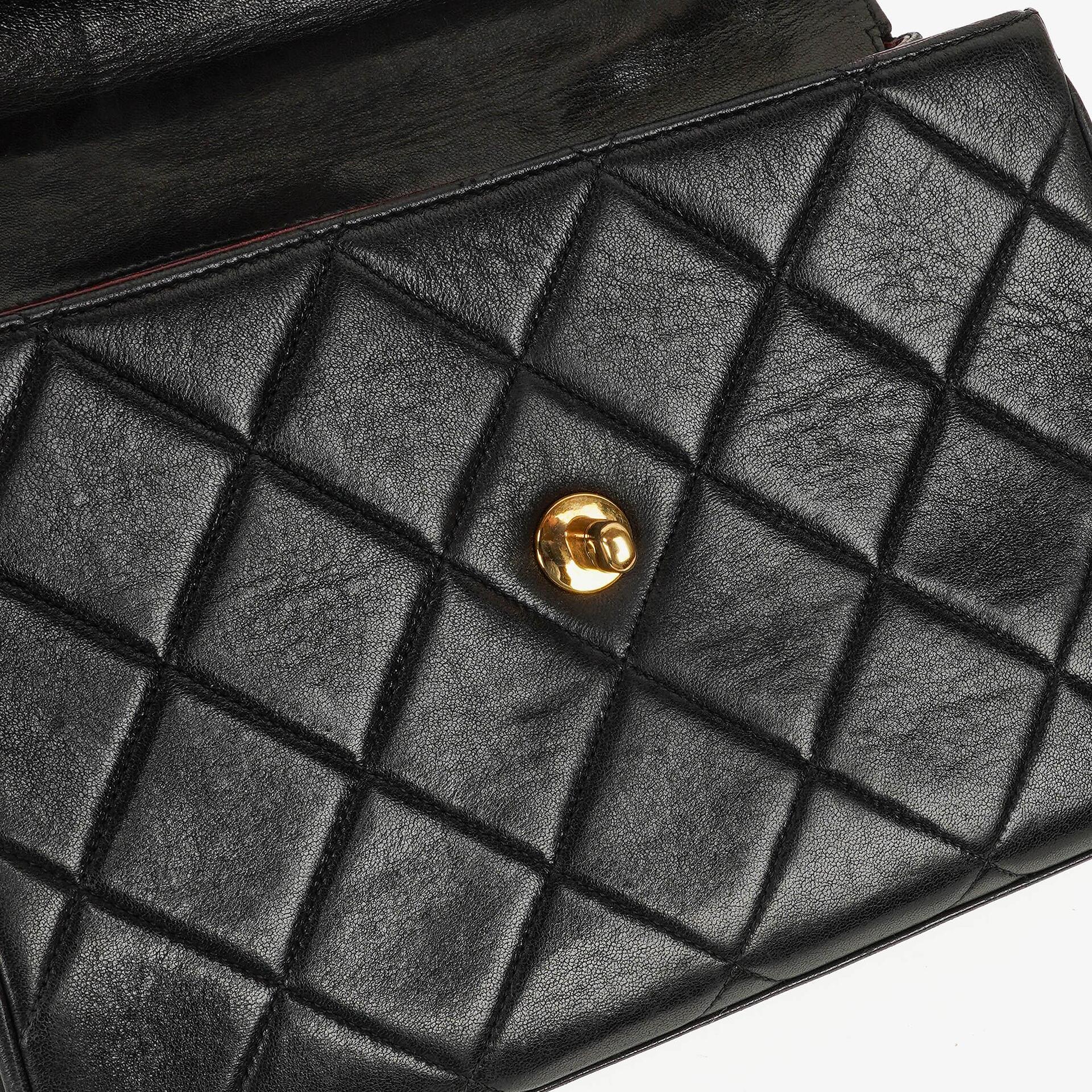 CHANEL Klappentasche aus schwarzem gestepptem Lammleder mit Ketten-Obergriff und 24K vergoldeten Beschlägen