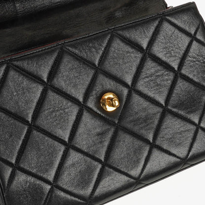 CHANEL Klappentasche aus schwarzem gestepptem Lammleder mit Ketten-Obergriff und 24K vergoldeten Beschlägen