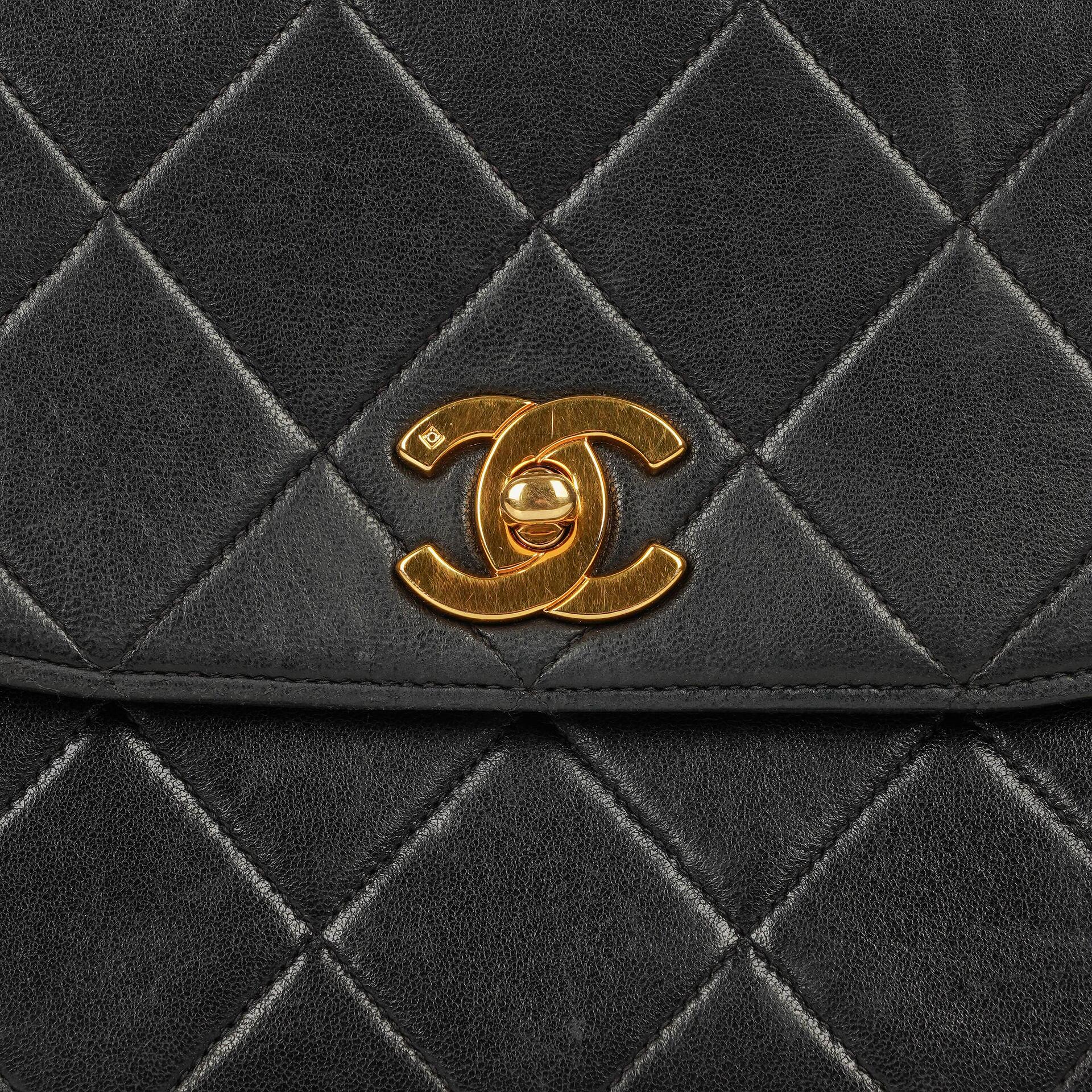 CHANEL Klappentasche aus schwarzem gestepptem Lammleder mit Ketten-Obergriff und 24K vergoldeten Beschlägen