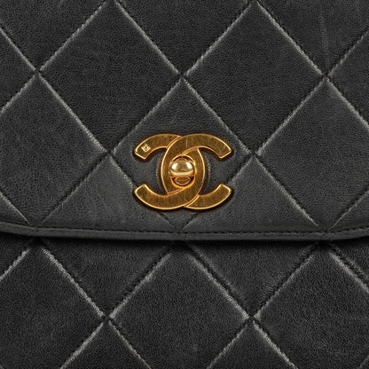 CHANEL Klappentasche aus schwarzem gestepptem Lammleder mit Ketten-Obergriff und 24K vergoldeten Beschlägen