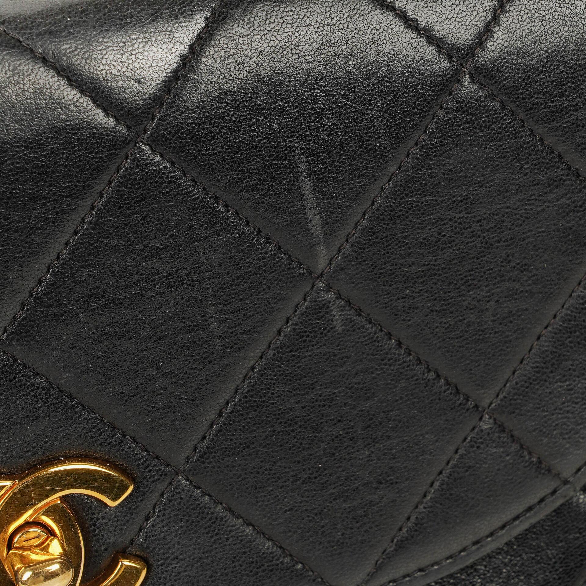 CHANEL Klappentasche aus schwarzem gestepptem Lammleder mit Ketten-Obergriff und 24K vergoldeten Beschlägen