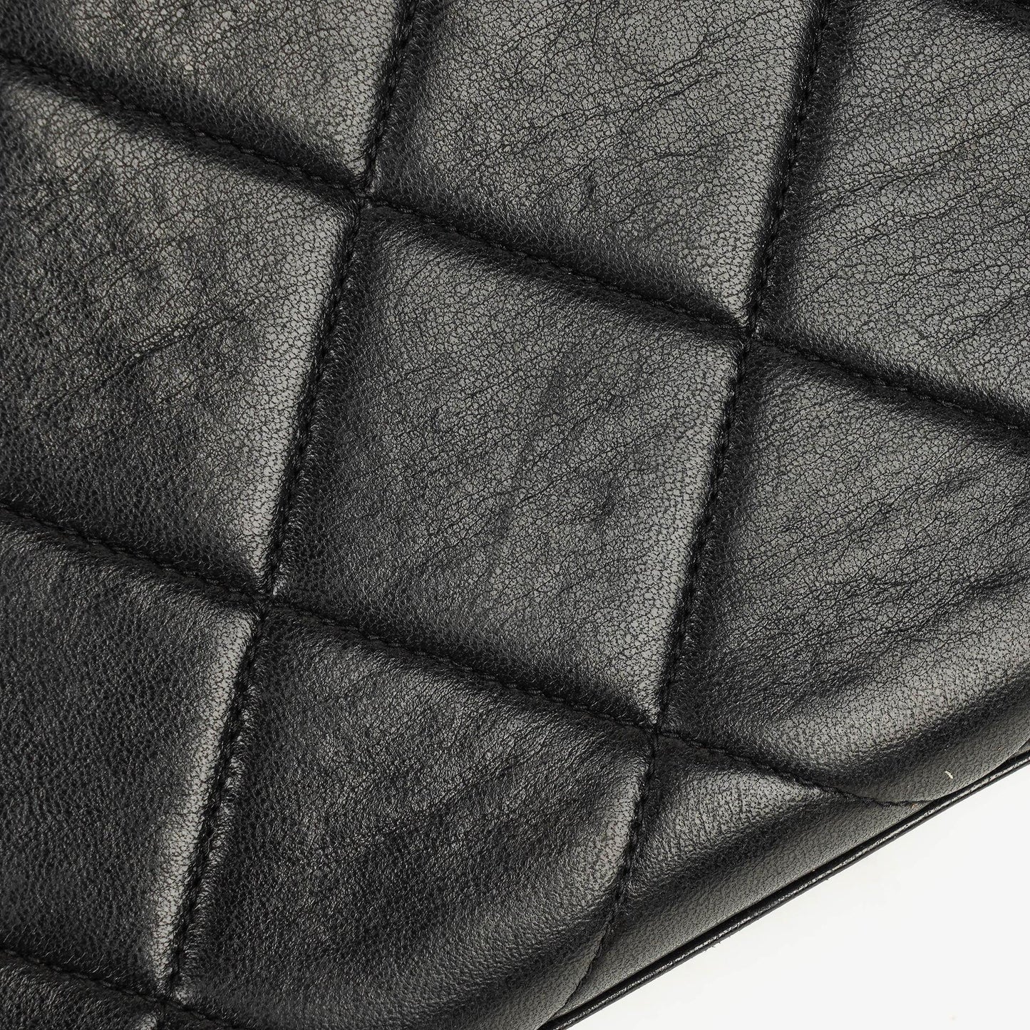 CHANEL Klappentasche aus schwarzem gestepptem Lammleder mit Ketten-Obergriff und 24K vergoldeten Beschlägen