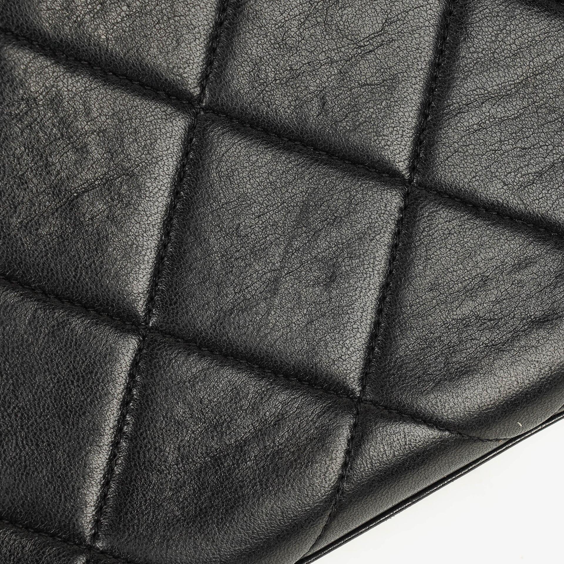 CHANEL Klappentasche aus schwarzem gestepptem Lammleder mit Ketten-Obergriff und 24K vergoldeten Beschlägen