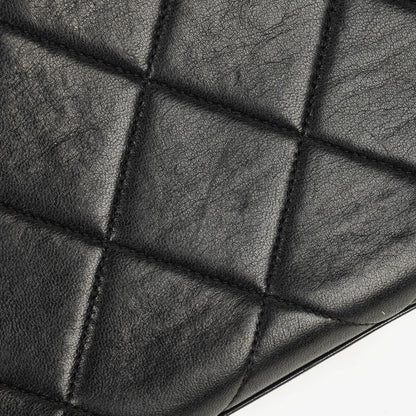 CHANEL Klappentasche aus schwarzem gestepptem Lammleder mit Ketten-Obergriff und 24K vergoldeten Beschlägen