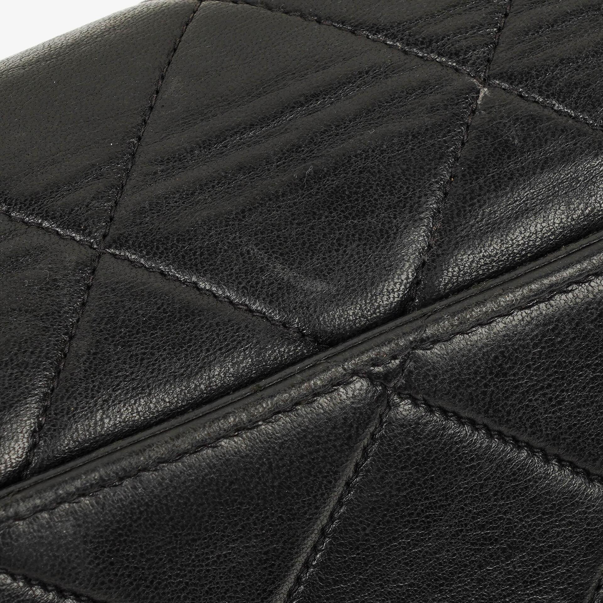 CHANEL Klappentasche aus schwarzem gestepptem Lammleder mit Ketten-Obergriff und 24K vergoldeten Beschlägen