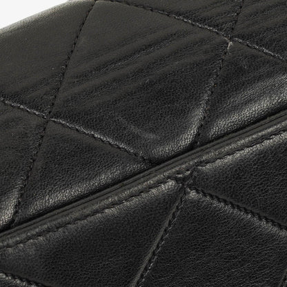 CHANEL Klappentasche aus schwarzem gestepptem Lammleder mit Ketten-Obergriff und 24K vergoldeten Beschlägen