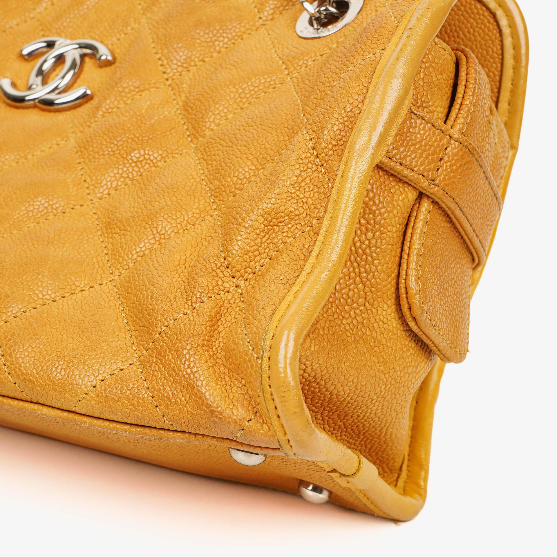 Chanel French Riviera Einkaufstasche aus ockerfarbenem gestepptem Kaviarleder