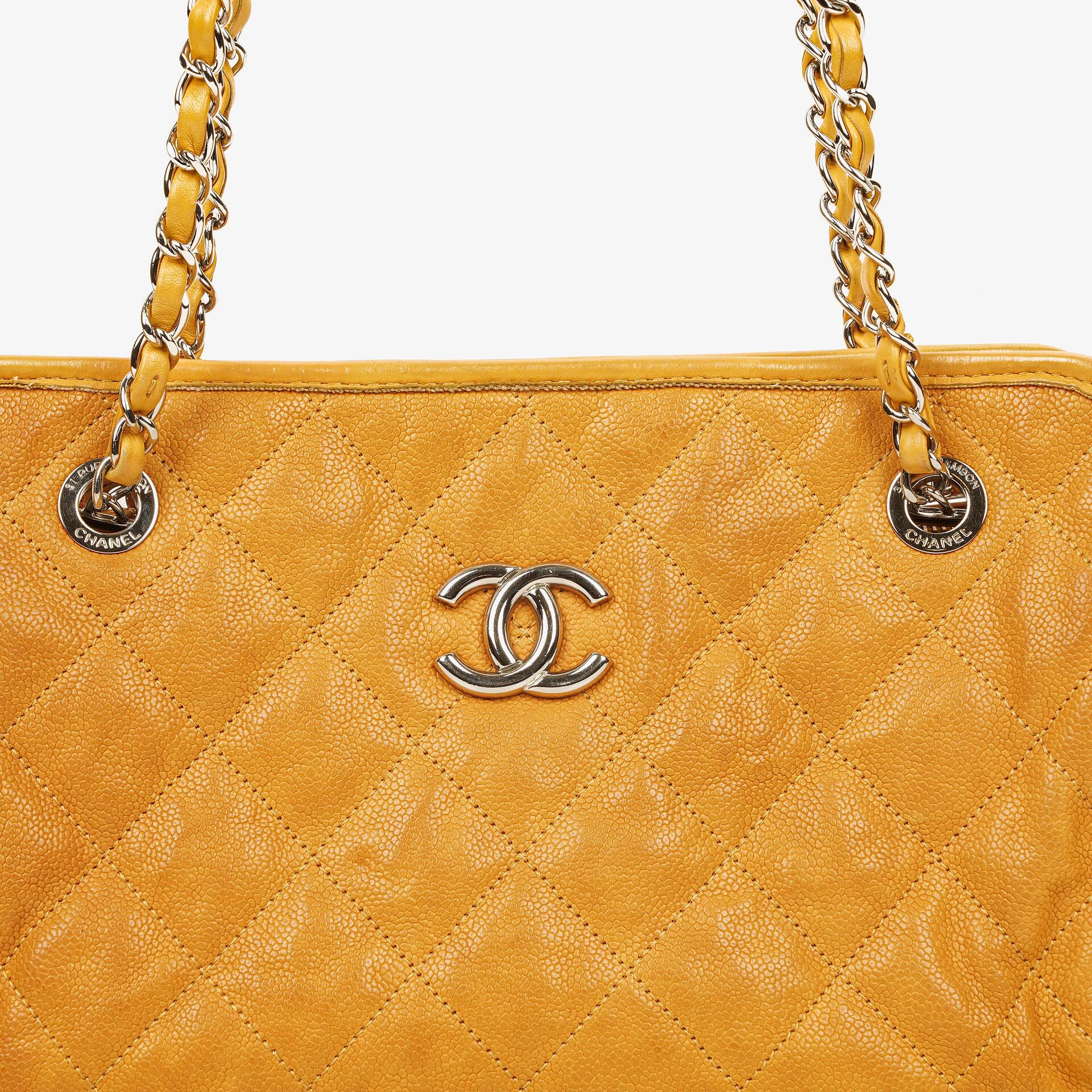 Chanel French Riviera Einkaufstasche aus ockerfarbenem gestepptem Kaviarleder
